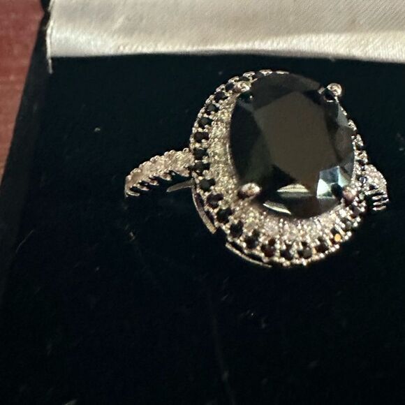 🖤 925 Sterling Silver Oval Cut Black Onyx & White Lab-Created Diamonds Ring - Picture 13 of 16